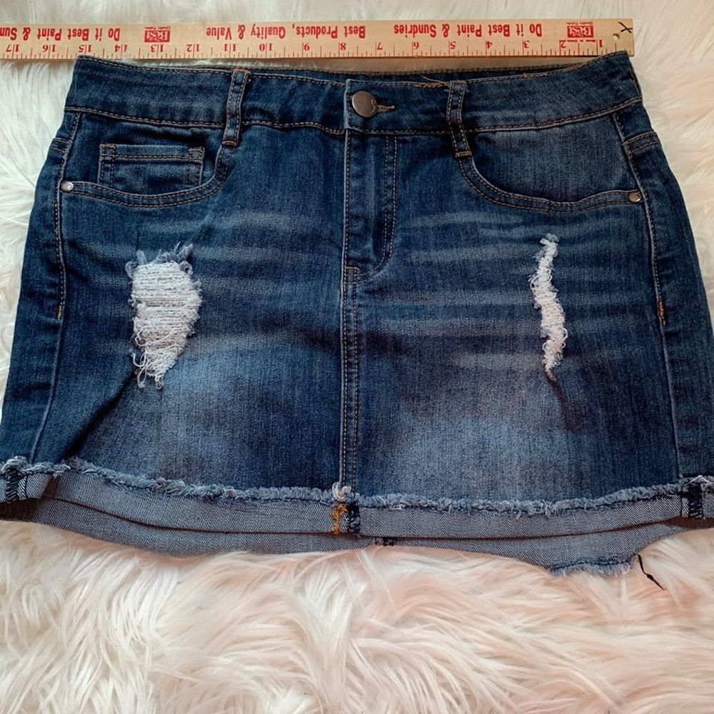 Dollhouse sizeย 7 denim distressedโminiโskirt